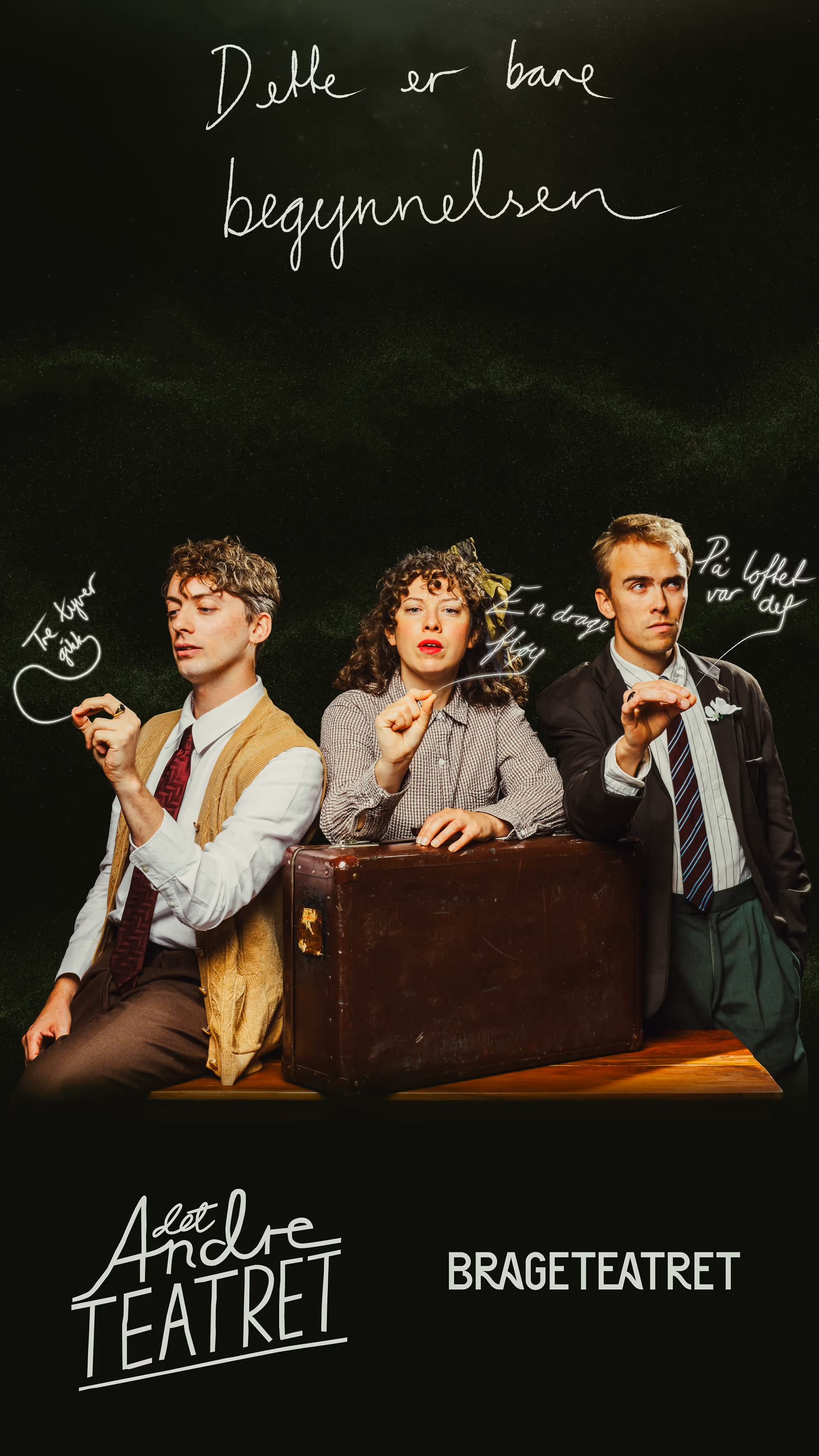 3 mennesker sitter på et skrivebord og røyker falske sigaretter. De ser undrende ut i rommet.