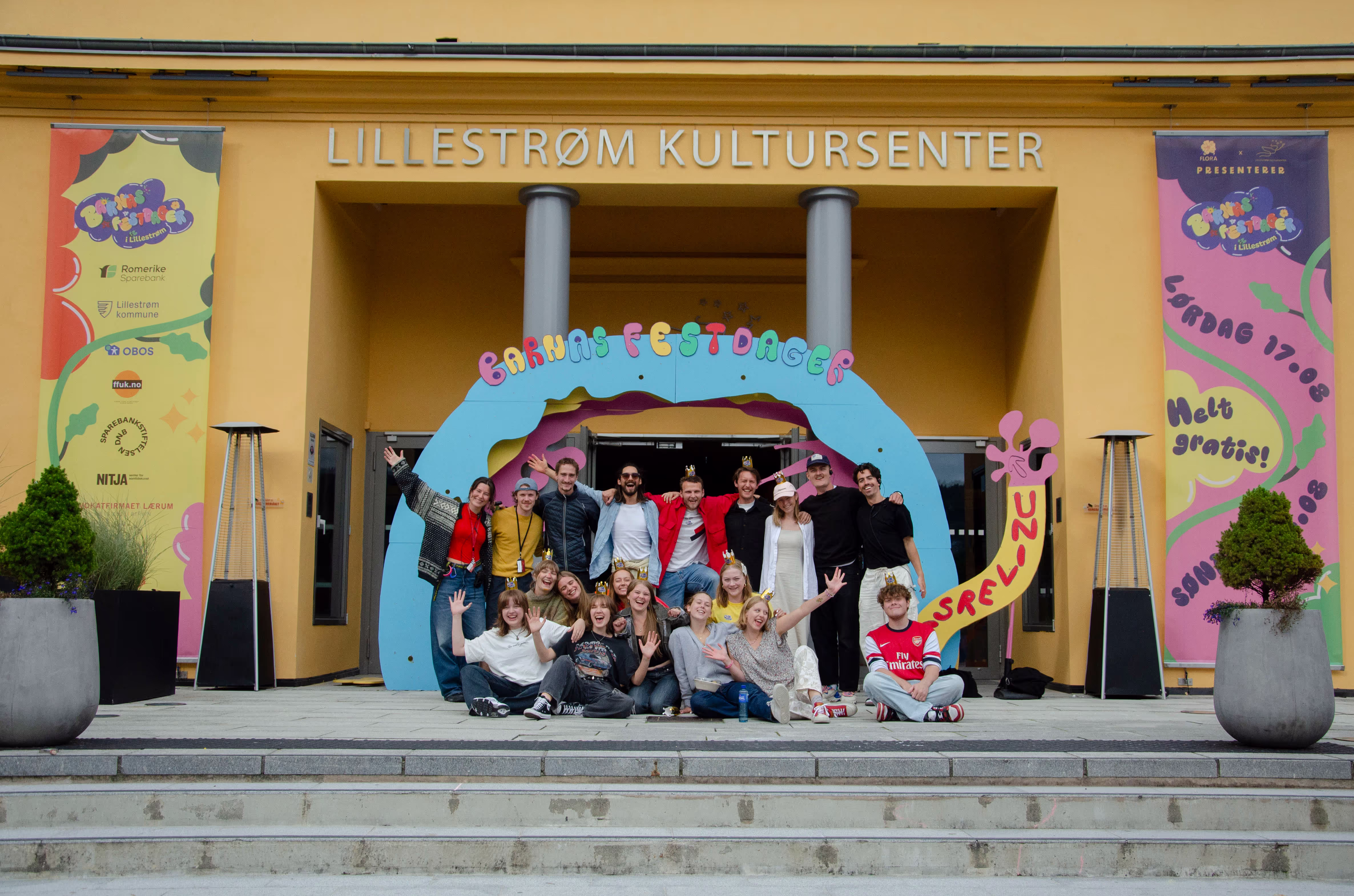 Et bilde av mange mennesker foran Lillestrøm Kultursenter.