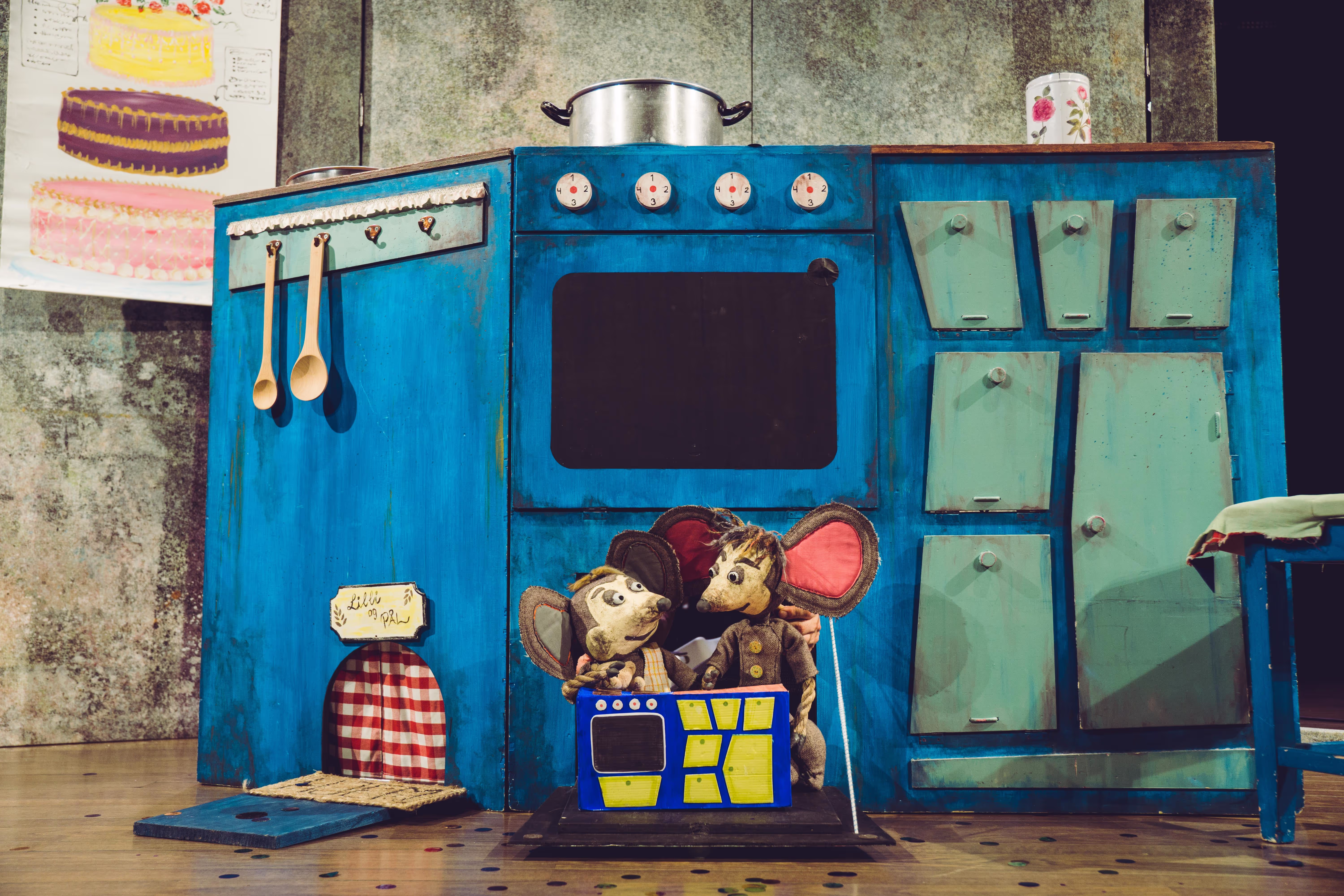 Et bilde fra forestillingen Kokken Tor. Vi ser to mus i et karikert kjøkken.