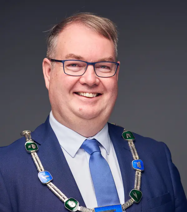 Et bilde av ordføreren i Lillestrøm foran en grå bakgrunn
