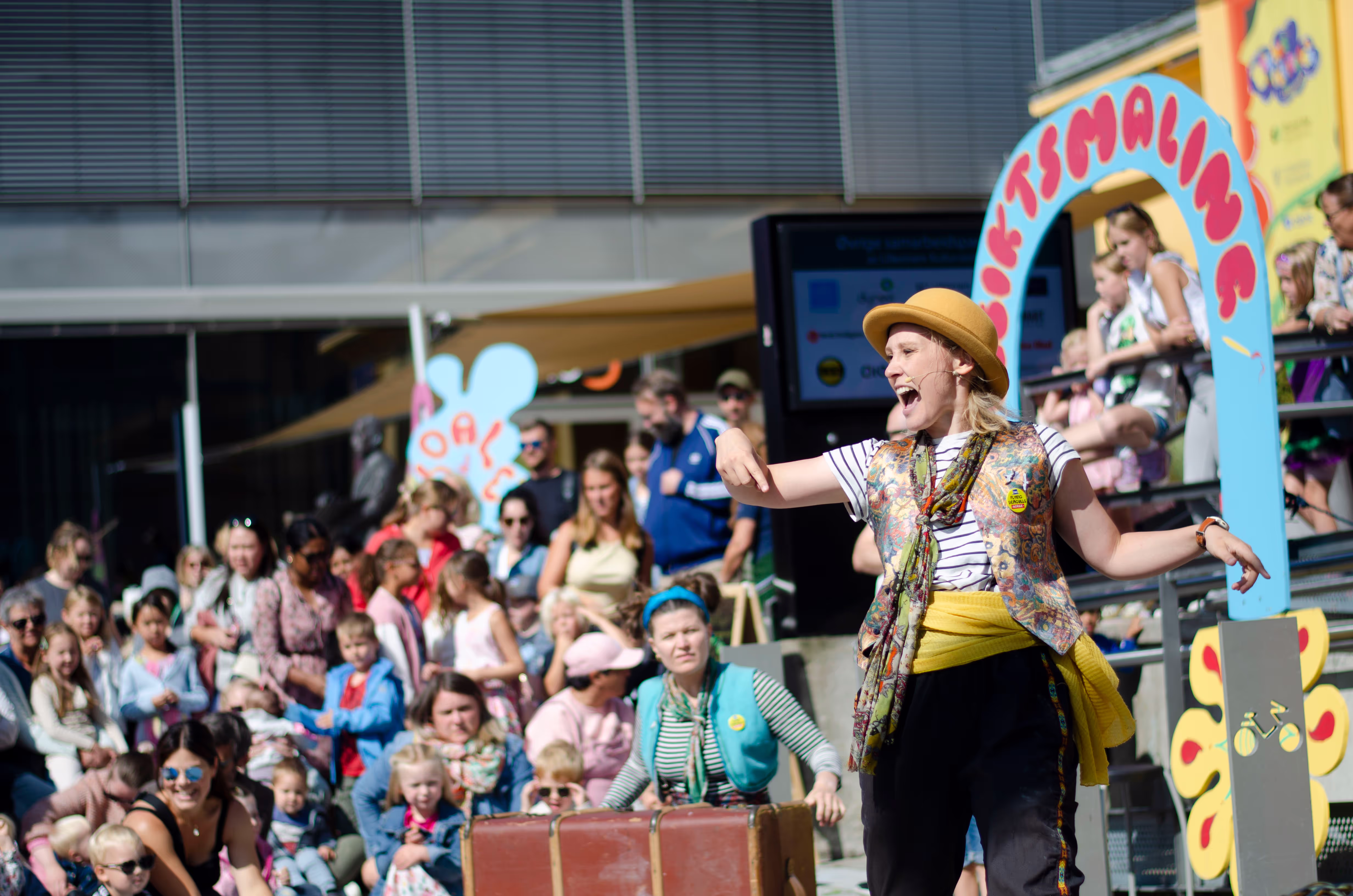 En klovn underholder et stort publikum.